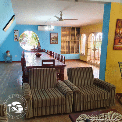 C.Nº 82: Para 15 personas, con piscina, frente a Playa Pelícano