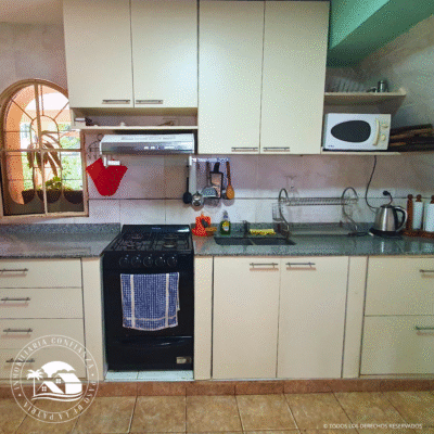 C.Nº 82: Para 15 personas, con piscina, frente a Playa Pelícano