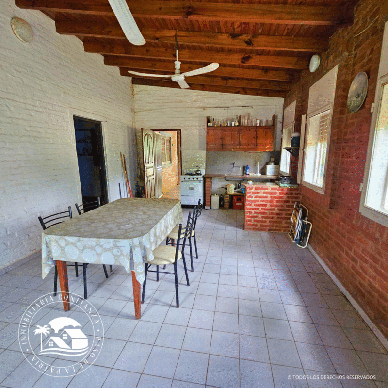 C.N° 3049: Casa con pileta a 300 mts de Playa Pelícano. B° Pescadores