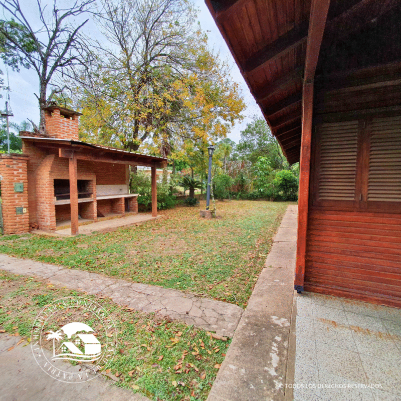 C.N° 3007: Casa de madera frente al Hotel Jardín del Paraná